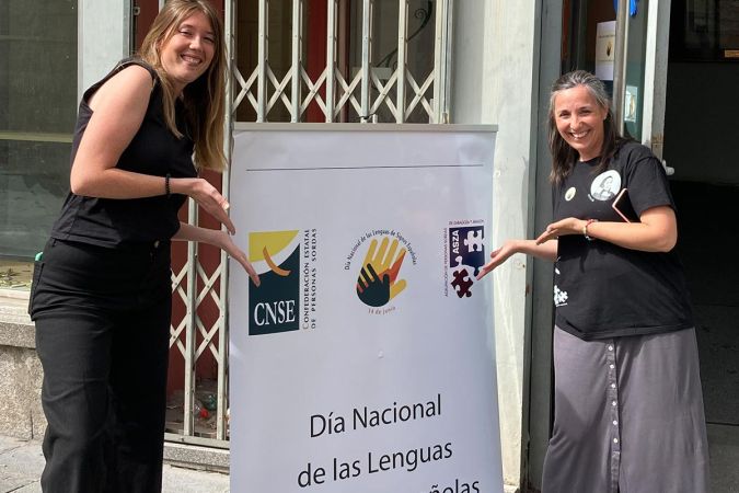 Dos mujeres durante el día nacional de lenguas de signos española
